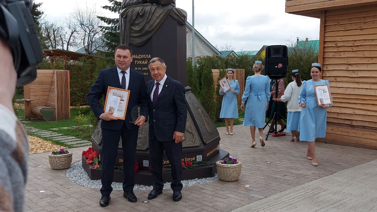 Бүген «Тукай» паркында Габдулла Тукай һәйкәленә чәчәк салу һәм «Утлы еллар кайтавазы» әдәби марафонын йомгаклау чарасы булды.