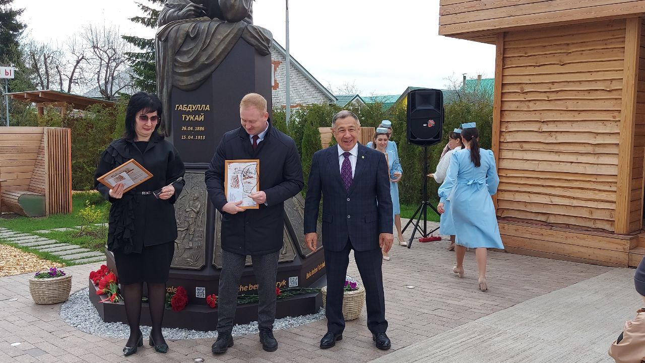 Бүген «Тукай» паркында Габдулла Тукай һәйкәленә чәчәк салу һәм «Утлы еллар кайтавазы» әдәби марафонын йомгаклау чарасы булды.