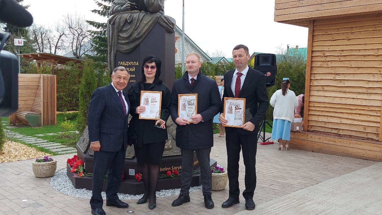 Бүген «Тукай» паркында Габдулла Тукай һәйкәленә чәчәк салу һәм «Утлы еллар кайтавазы» әдәби марафонын йомгаклау чарасы булды.
