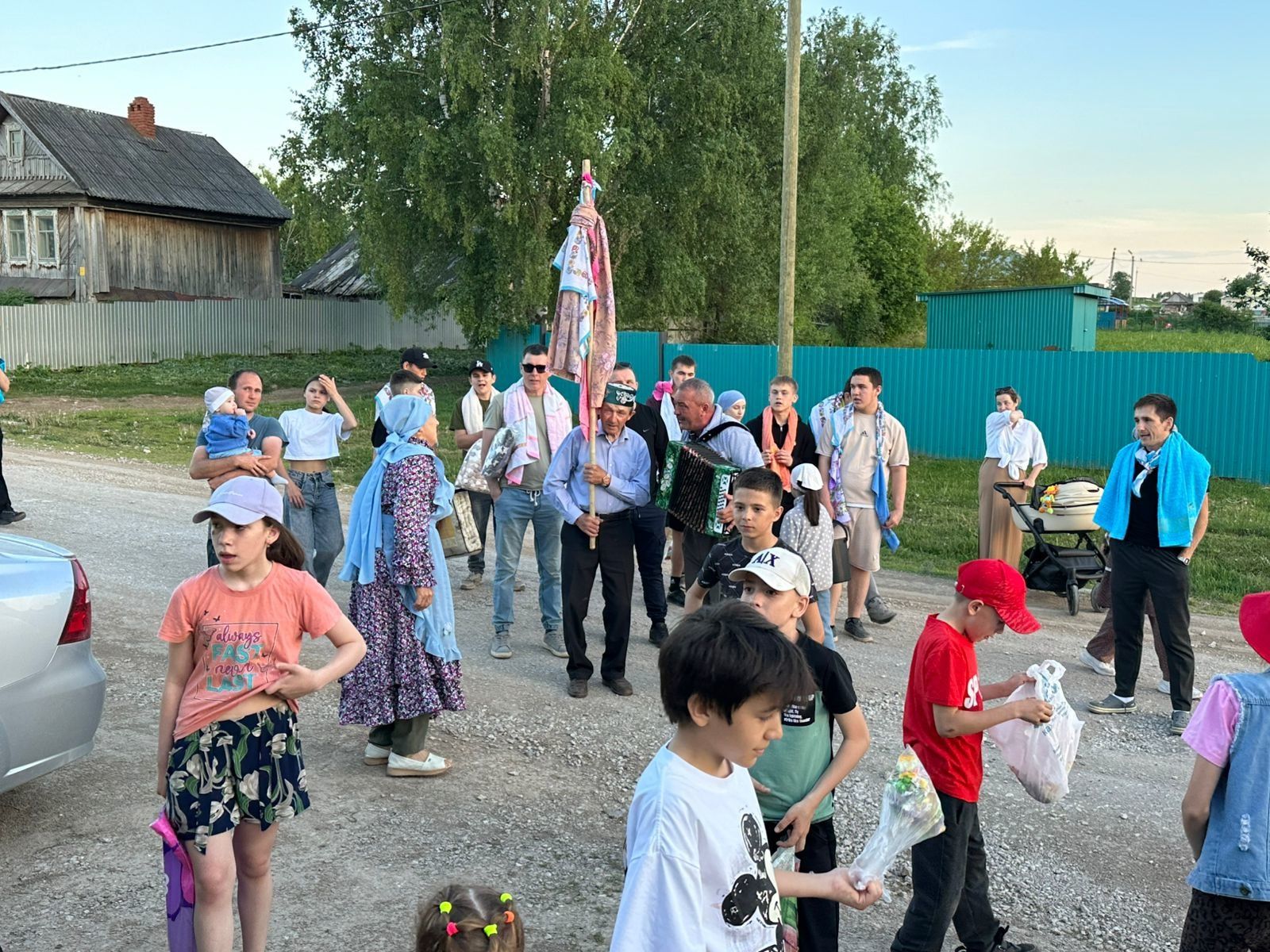 Туктар авылында бирнә җыю.