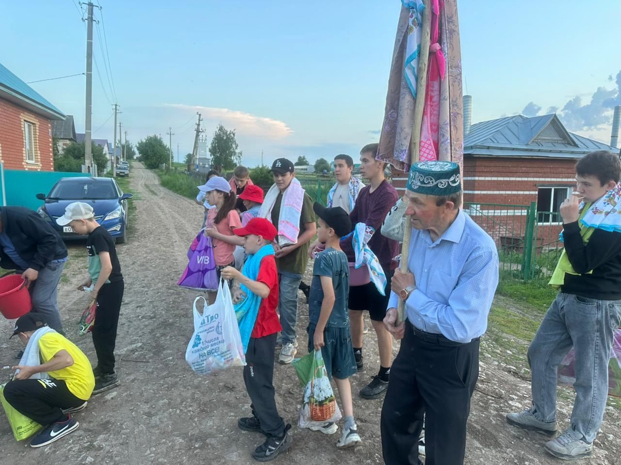 Туктар авылында бирнә җыю.