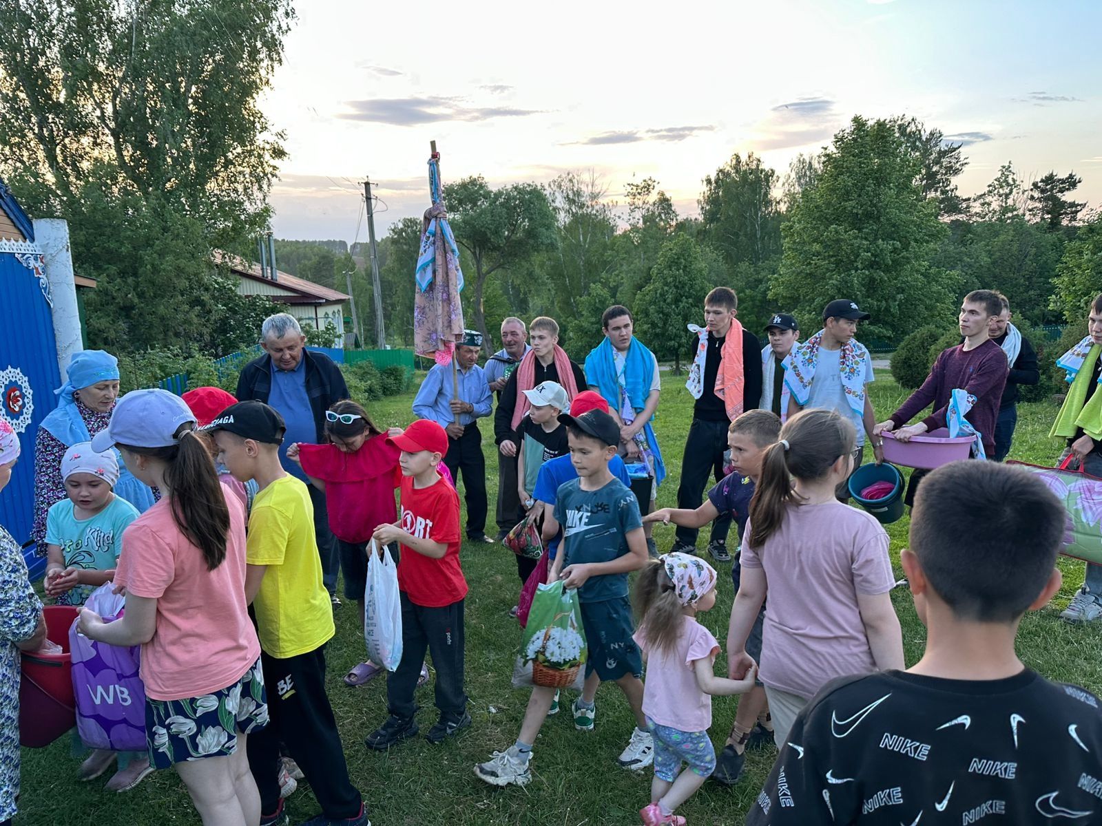 Туктар авылында бирнә җыю.