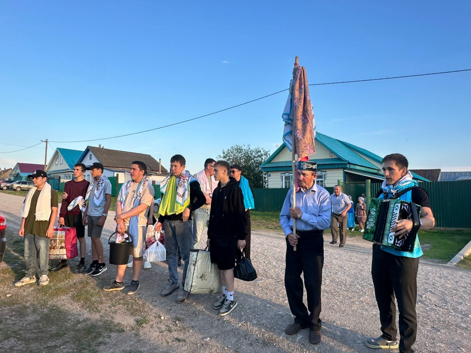 Туктар авылында бирнә җыю.
