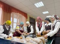 Олы Кибәче урта мәктәбе хәрби операциядә катнашчыларга ипи киптерде