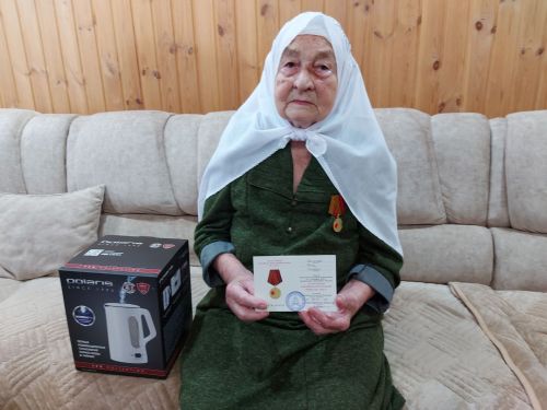 Байлар Сабасында гомер кичерүче Флера апа Сөнгатовага,  район Башкарма комитеты җитәкчесе Марат Ишниязов һәм Саба шәһәр җирлеге башлыгы Расих Хәсәнов,  Бөек Ватан сугышында Җиңүнең 80 еллыгы уңаеннан юбилей медале һәм истәлекле бүләк тапшырдылар.
