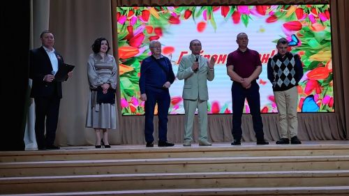 Кичә Саба урта мәктәбендә волонтер хатын-кызларыбыз, махсус хәрби операциядә катнашучы ир-егетләребезнең әниләре, тормыш иптәшләре өчен бәйрәм концерты булды.