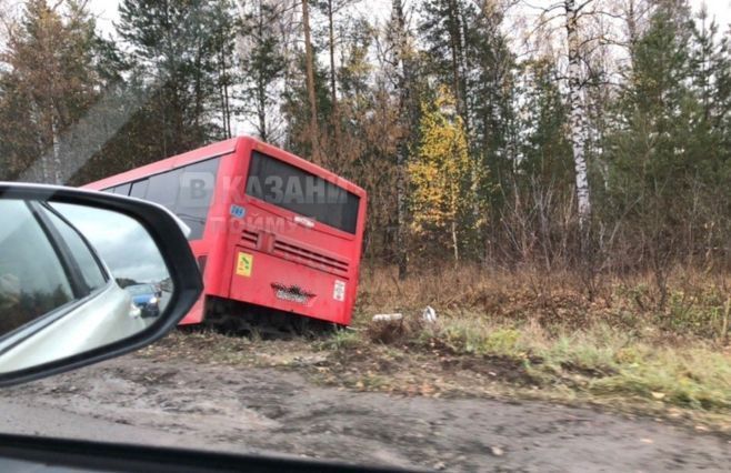 Казанда кызыл автобус шоферы рульдә аңын югалткан мизгел видеога эләккән