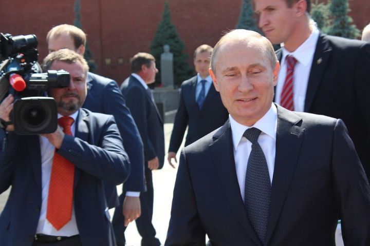 Путин "Русиянең атказанган журналисты" дәрәҗәсен булдырды