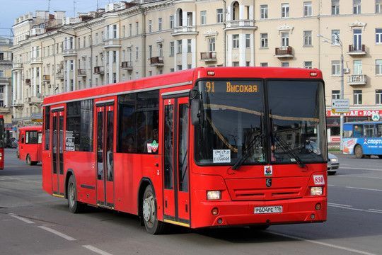 Кондуктор и пассажирка подрались в салоне автобуса в Казани