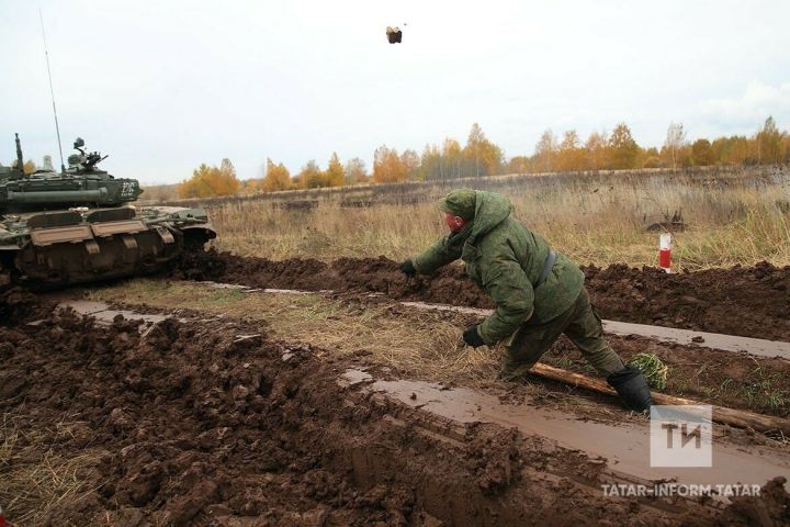Казан янындагы полигонда мобилизацияләнүчеләр танкларга каршы көрәшергә өйрәнә