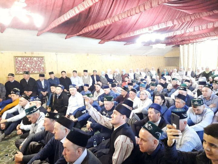 Кичә Теләчедәге «Туган авыл» рестораны хуҗасы Рифкать Шәфыйков, гаиләсе белән бергә,180 кешегә ифтар мәҗлесе үткәрде