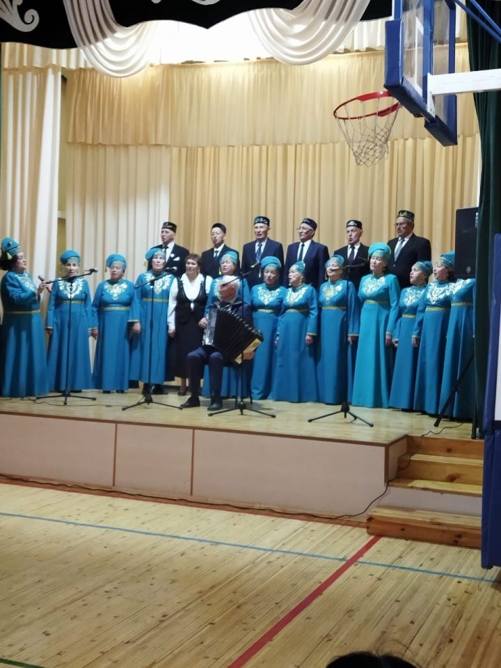 Бүген Шекше авыл мәдәният йортында Казан шәһәренең «Мирас» татар халык хоры «Таныш моңнар» дип аталган зур концерт куйды