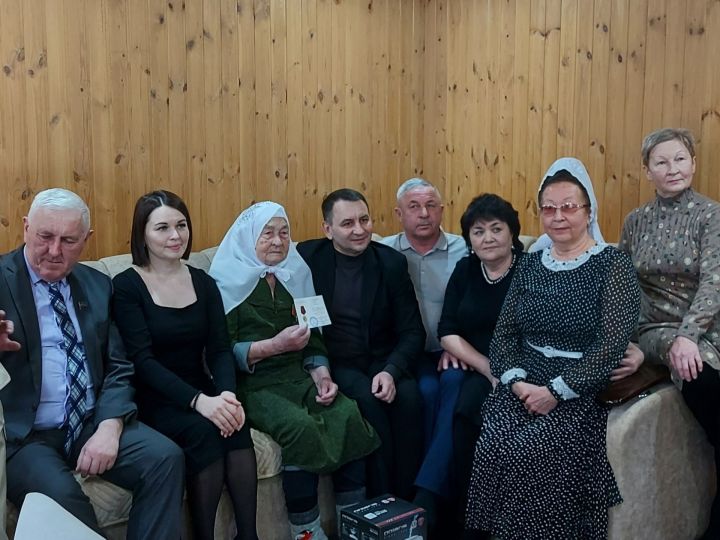Байлар Сабасында гомер кичерүче Флера апа Сөнгатовага,  район Башкарма комитеты җитәкчесе Марат Ишниязов һәм Саба шәһәр җирлеге башлыгы Расих Хәсәнов,  Бөек Ватан сугышында Җиңүнең 80 еллыгы уңаеннан юбилей медале һәм истәлекле бүләк тапшырдылар.