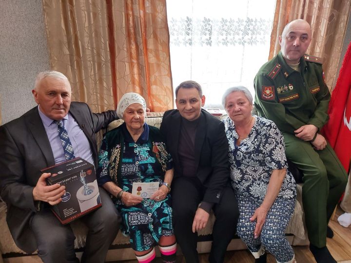 Бөек Ватан сугышында Җиңүгә 80 ел тулу уңаеннан җитәкчеләр юбилей медален, тумышы белән Чәбки-Саба авылыннан булган, бүген инде Байлар Сабасында, кызы Рузалия тәрбиясендә яшәүче Зәйнәп апа Вәлиевага да тапшырдылар.