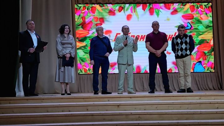 Кичә Саба урта мәктәбендә волонтер хатын-кызларыбыз, махсус хәрби операциядә катнашучы ир-егетләребезнең әниләре, тормыш иптәшләре өчен бәйрәм концерты булды.