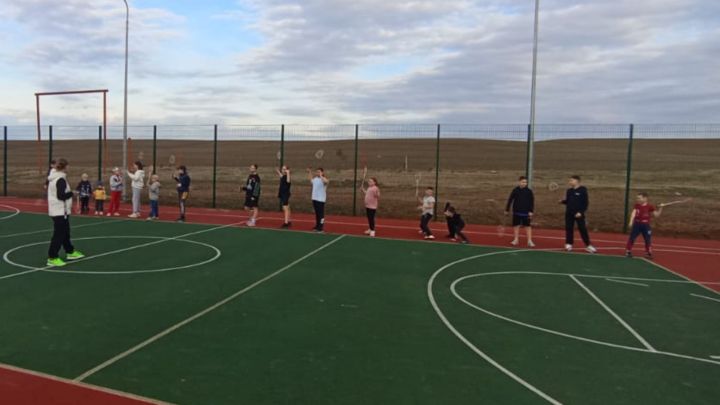 “Саба-Арена” спорт мәктәбенең еллык планын тормышка ашыру кысаларында 2025 елның 17 апрелендә бадминтон буенча тренер-укытучы Әхмәтҗанова Язгөл Илнур кызы “Бадминтонда тизйөрешле сәләтләрне үстерү” дигән ачык тренировка үткәрде.