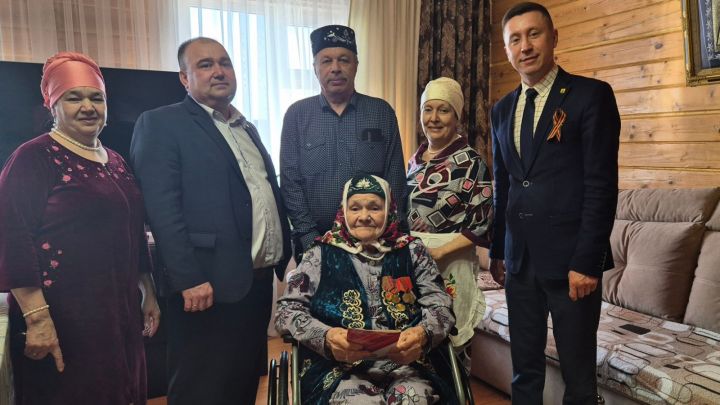 Мишә авыл җирлеге башлыгы Гатиятуллин Азат Хөрмәт улы Башкарма комитет җитәкчесе урынбасары Котдусов Илнур Илдус улы белән бергә Халикова Такмиля Шафигулла кызын Татарстан Республикасы Рәисе исеменнән бүләкләр һәм котлау открыткалары тапшырдылар.