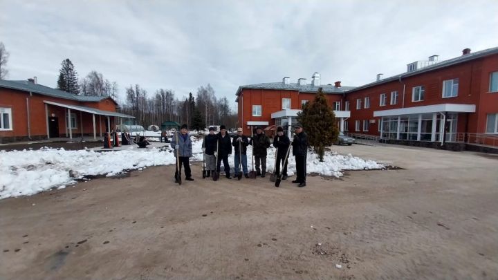 Лесхоз өлкәннәр һәм инвалидлар йорты хезмәткәрләре, шунда яшәүчеләре белән бергәләп, территориядә өмә оештырдылар.