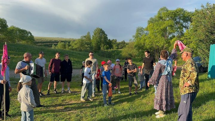 Туктар авылында бирнә җыю.
