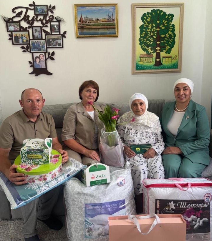 Кызыл Мишә авылында яшәүче Гаттарова Зәләфрүз Хәким кызын 90 яшьлек юбилее белән котлыйбыз.