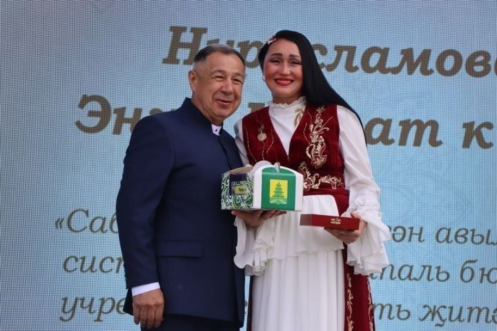 Энҗе Нурисламова «Татарстан Республикасының атказанган мәдәният хезмәткәре» исеменә лаек булды.